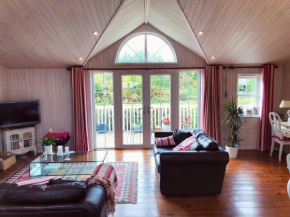 Holiday Lettings Beech Lodge - Stunning 5-Bed King